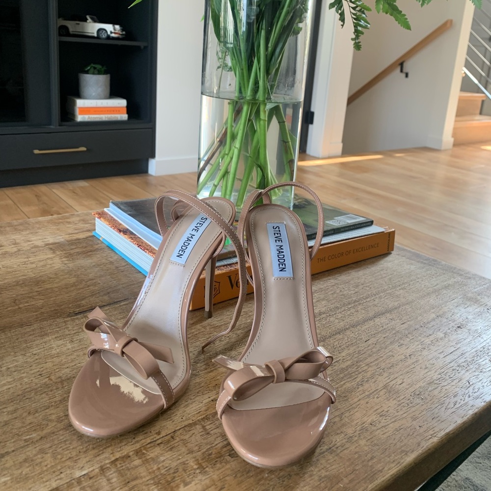 Brand new in box Steve Madden “Bradshaw” heels in nude. Size 7. Never worn!